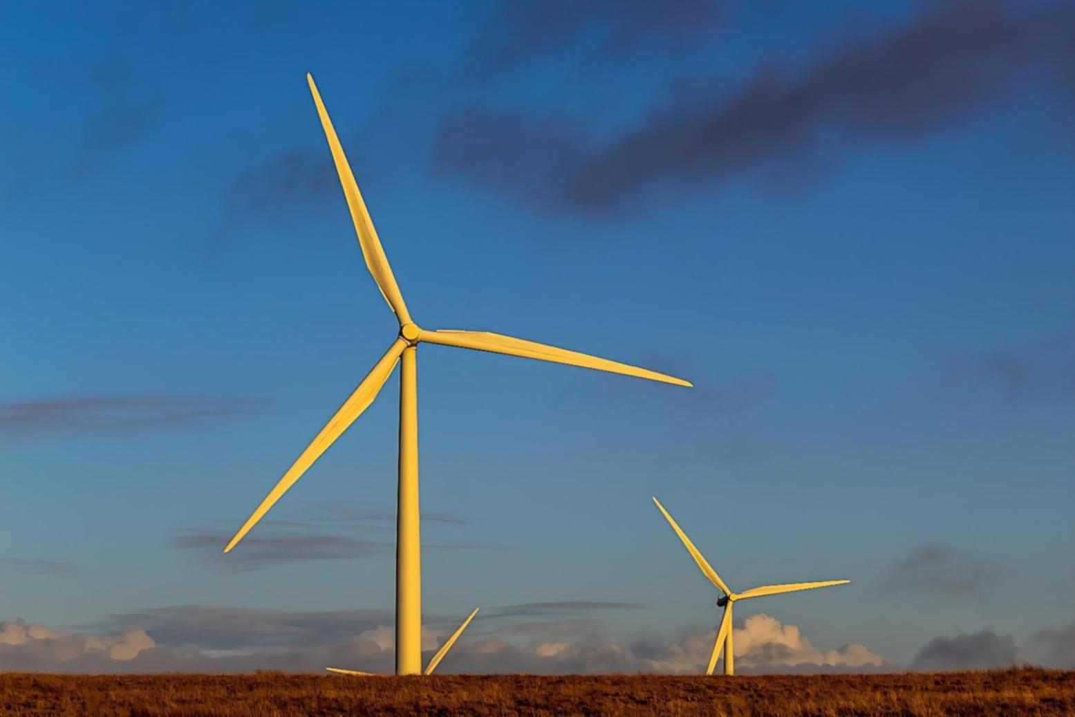 Salle de contrôle avec moniteurs affichant les données de production